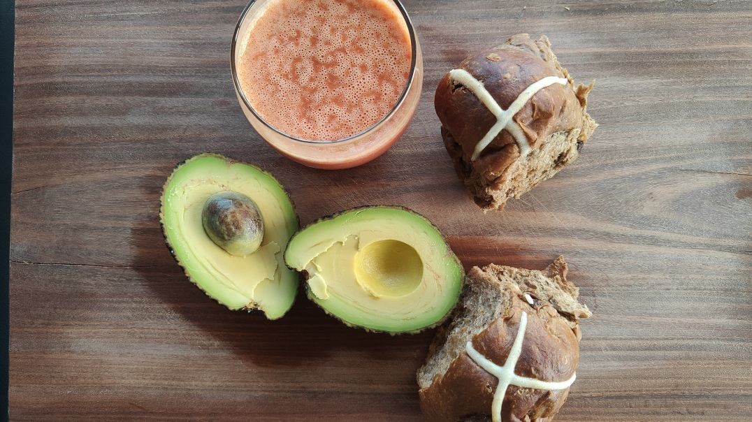 Easy Ultra Healthy Energy Smoothie For Breakfast with avocado and hot cross buns 早餐蔬果精力汤 果蔬功能饮料