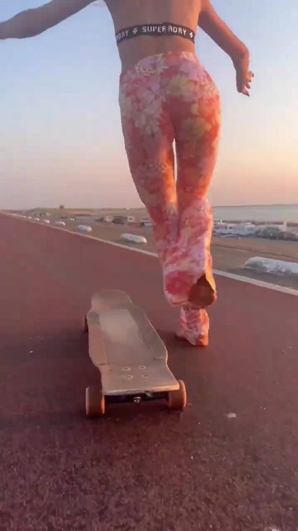 Into the sun right #longboarddancing #skatergirl