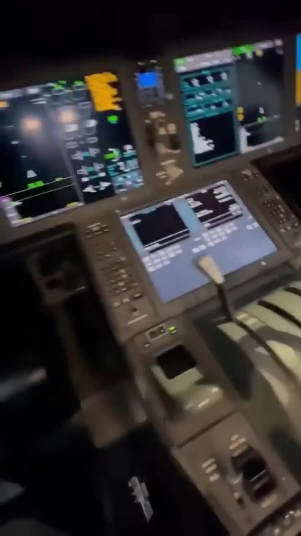 Boeing 787 Dreamliner cockpit #boeing #boeing787 #boeingcockpit