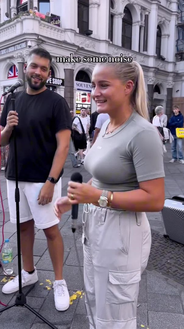 I think he was impressed … #busker #singing #cover #sing #london