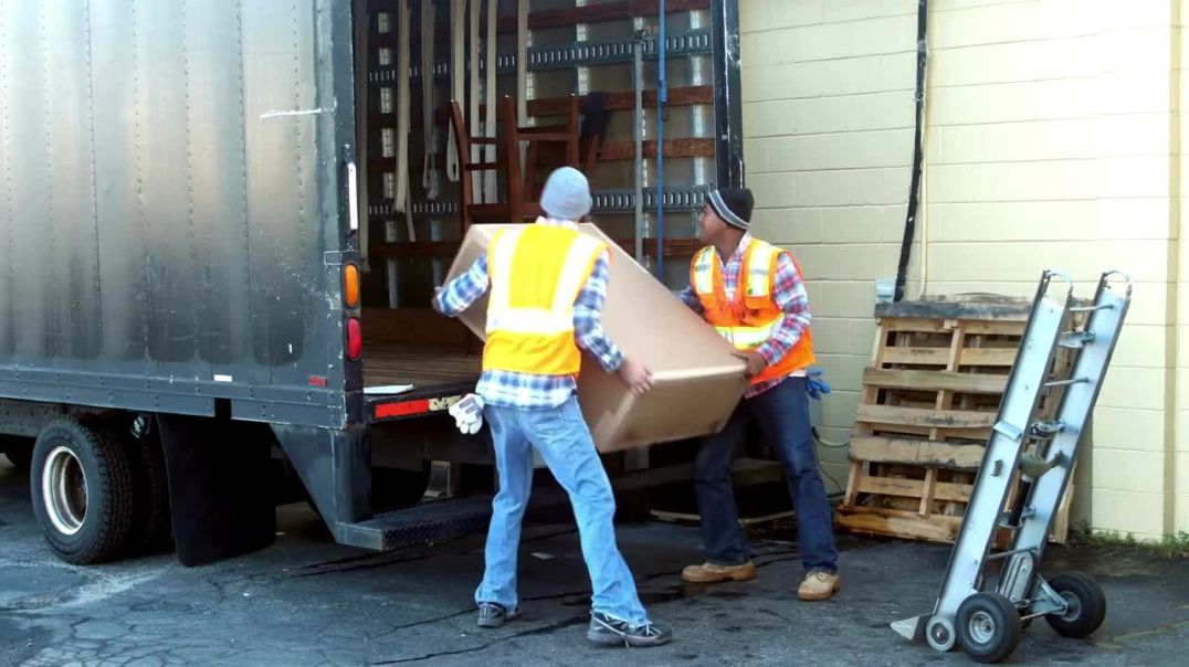 ⁣Debunking 9 Myths About Hiring Professional Movers | Harry The Mover