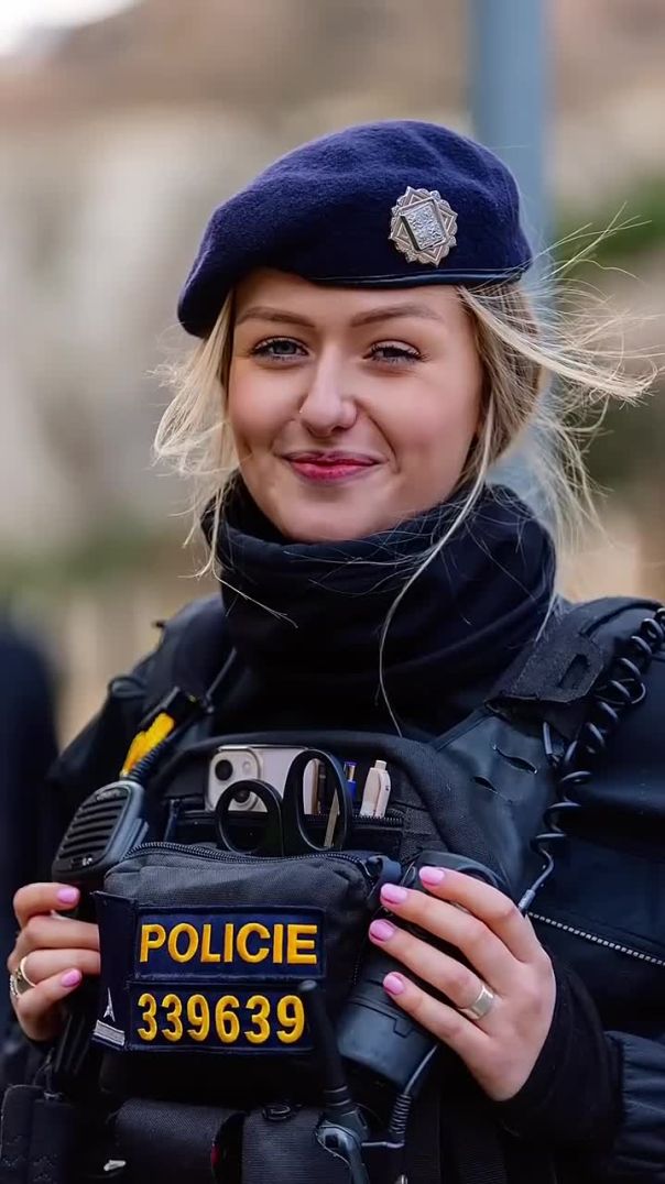 Arrest me please😍 Beautiful Policewoman #streetphotography