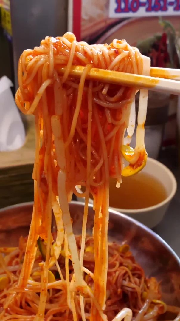 줄서서 먹는 비빔국수 / spicy kimchi bibim noodle - korean street food