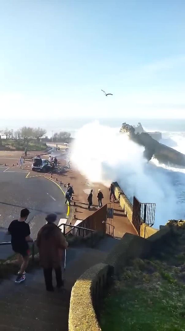 enorme vague à Biarritz