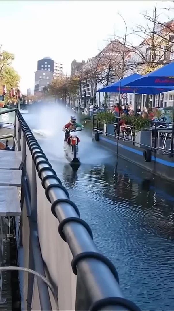 Foreign masters perform motorcycle water floating, professional movements