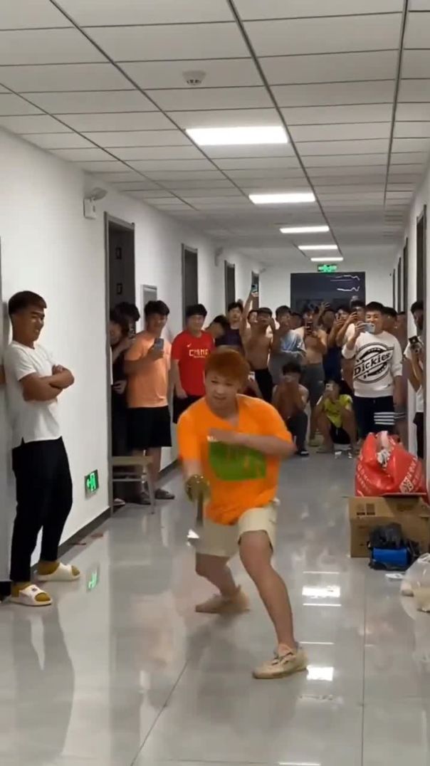 Look at these Shaolin apprentices’ dormitory kung fu performance, creazy!!少林少子的宿舍功夫大汇演，一个更比一个牛
