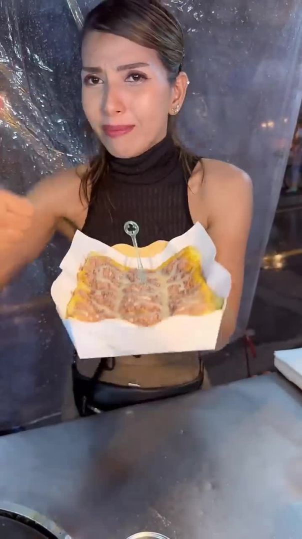 Puy Roti Lady During Rainy Season - Thai Street Food