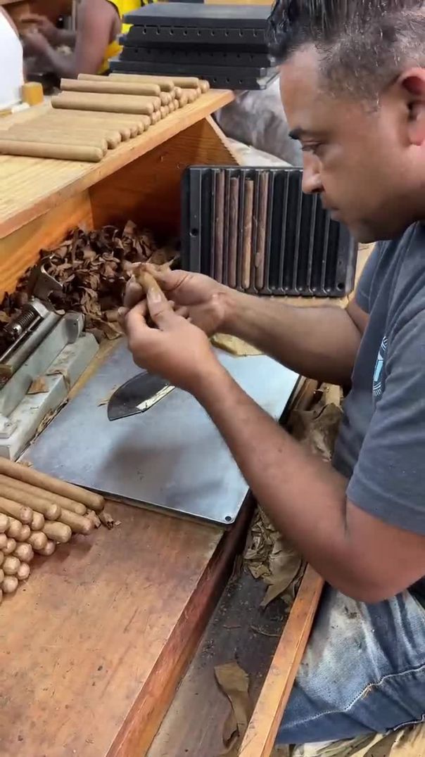 A master Torcedor (cigar roller) in his element #cigars #thestogielife