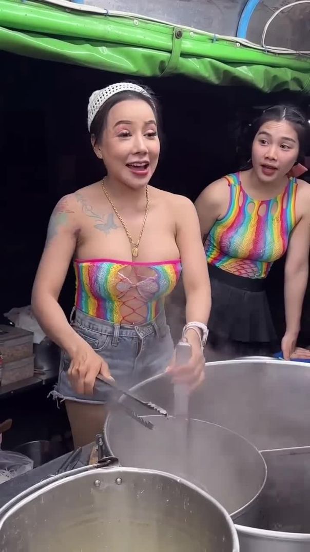 The Most Popular Noodle Lady In Thailand - Yui Sai Deaw Noodle