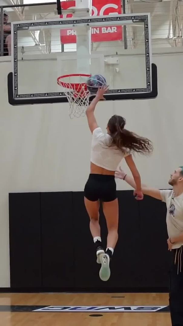 5’7 Girl Almost Dunking 🤯
