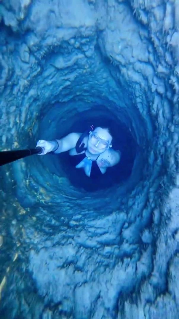 Tube time 🤓 #swimthrough #underwater #freediver #freediving #asmr #asmrsounds #satisfyingsounds