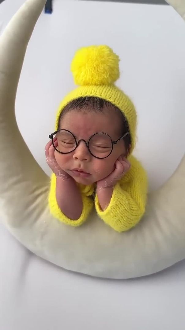 Can you pose like this ??? Just 10days old 🥰🥰