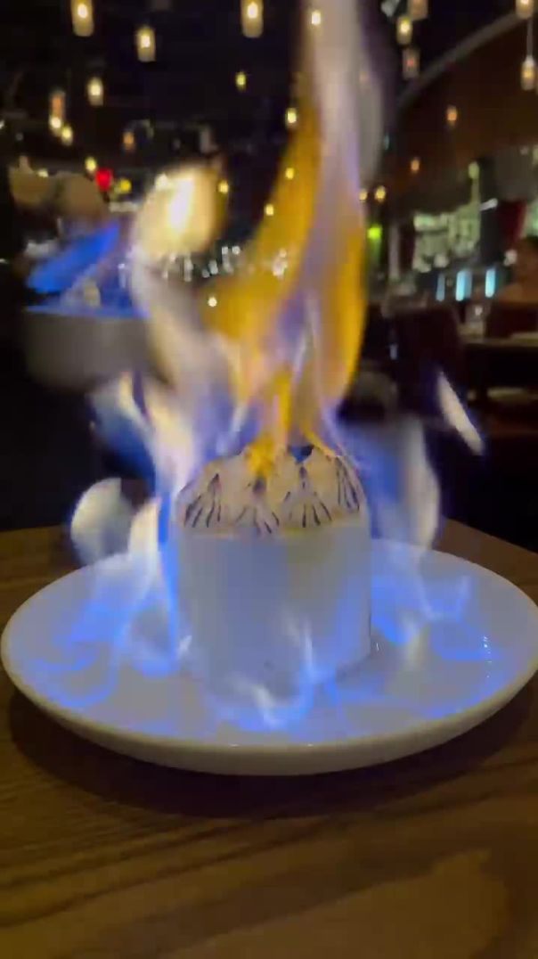 燃えるアイスケーキ 🎂🔥 Burning Icecream Cake Japanese Food! Legato Cafe 渋谷グルメ カフェレガート