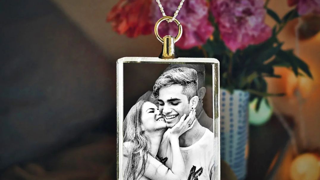 ⁣Capture Memories in Style with 3D Photo Crystal Necklaces