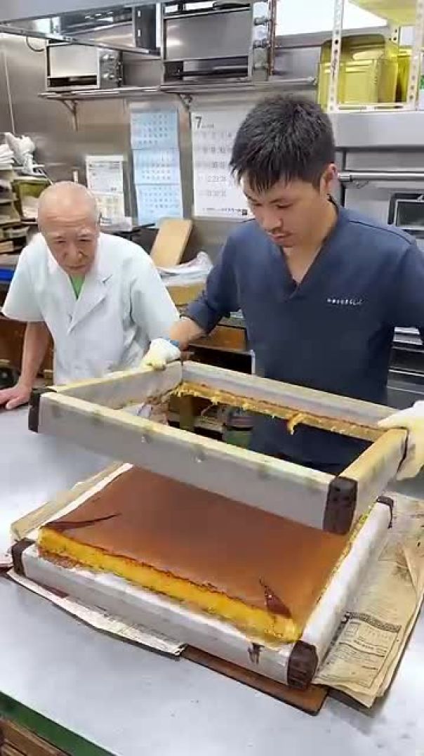 84歳のおじいちゃんと孫が二人三脚で作る絶品カステラ🍵 #japanesefood