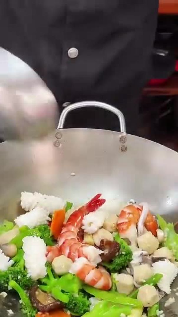 Crispy noodle with seafood