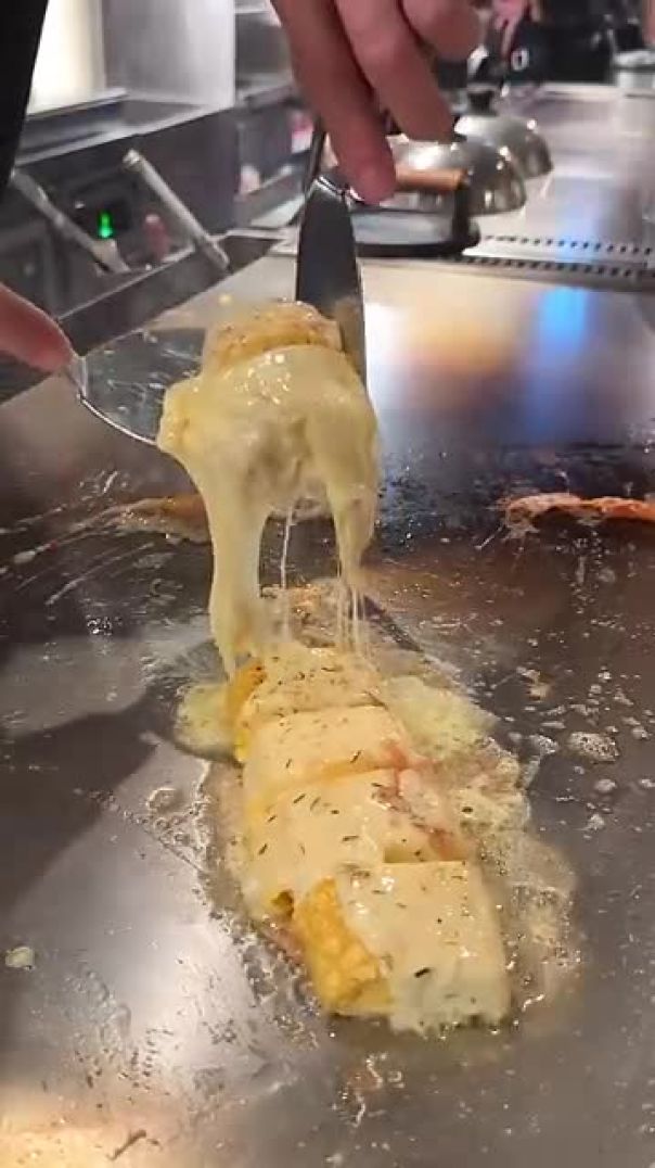 まさに神技！鉄板で焼き上げるチーズだし巻き卵