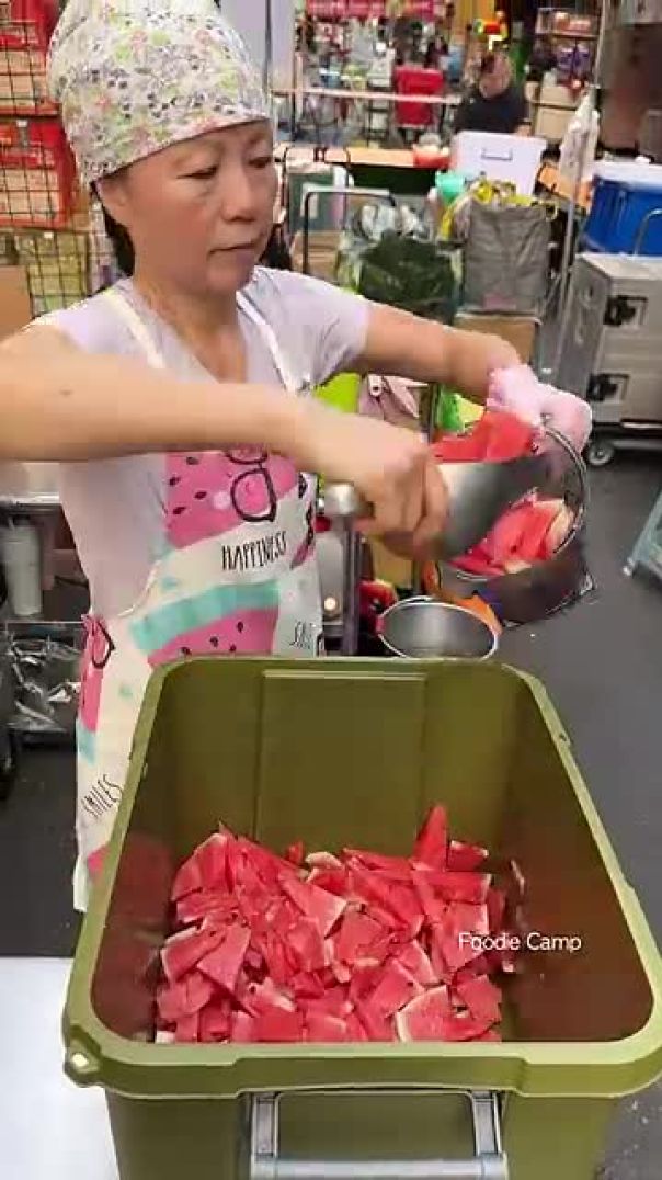 Amazing! Taiwanese Giant Watermelon Juice - Fruit Cutting Skills