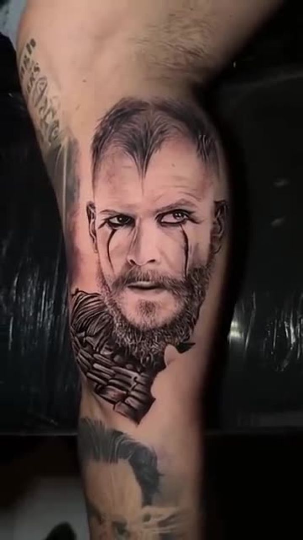 Floki Vikings, passo a passo, resultado no finalzinho. ASMR/TATTOO. #asmr #tattoo #fyp