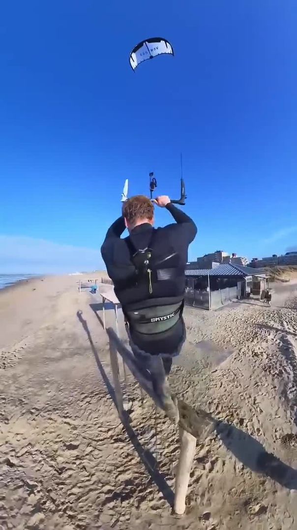 Action of a Crazy Kitesurfer! 😱🤯 Flying around with a Kite!