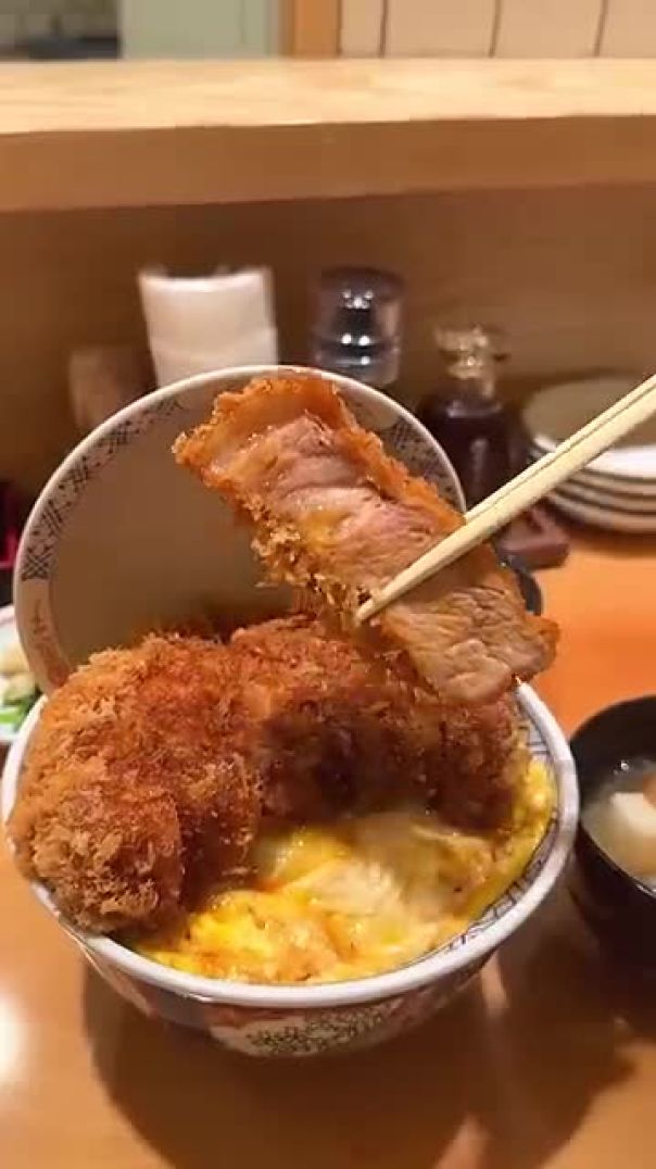 あえて卵で閉じない厚切りカツ丼！リブロースを贅沢に使った極上どんぶり