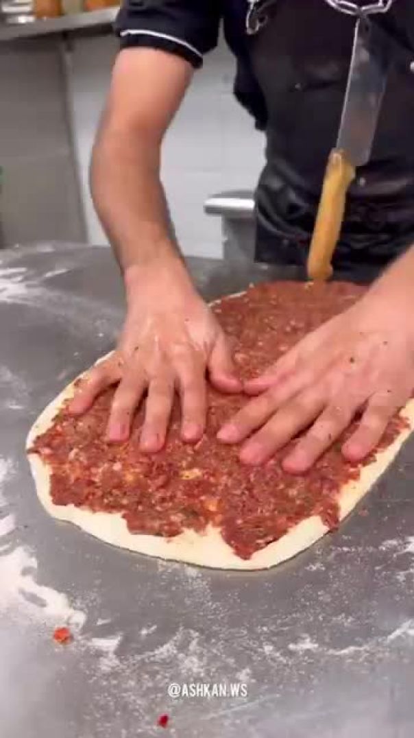 Irresistible Mozzarella-Stuffed Steak with Lahmacun Recipe 🤤🥩🍢🥗