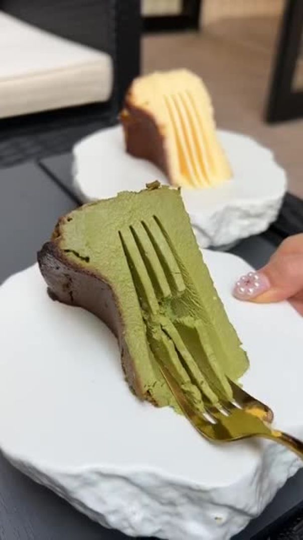 **Title: 濃厚とろけるバスクチーズケーキ🍰 - プレーンvs抹茶、あなたはどっちを選ぶ？**