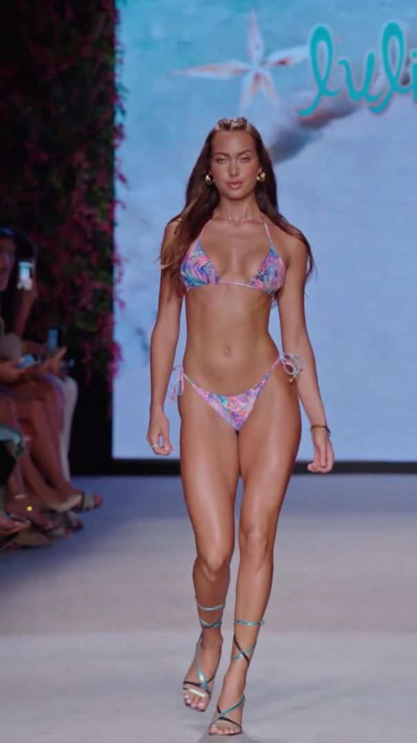 Kamila Davies at Swim Week 👙