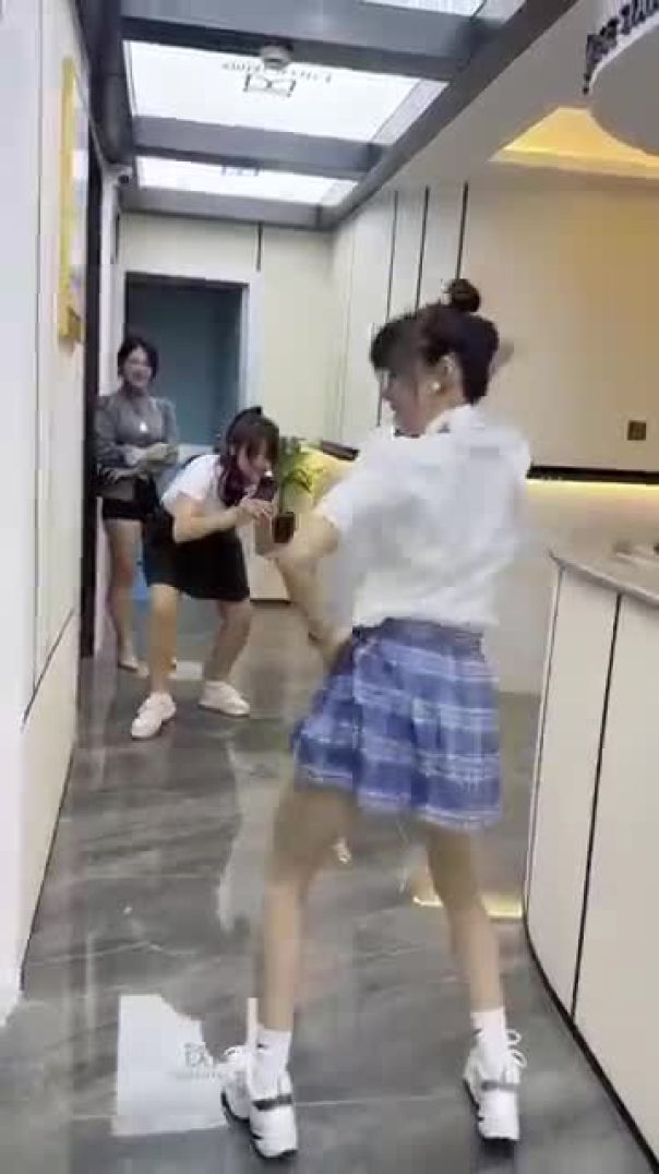 探索下班后的日常：电话情缘与第三视角拍摄