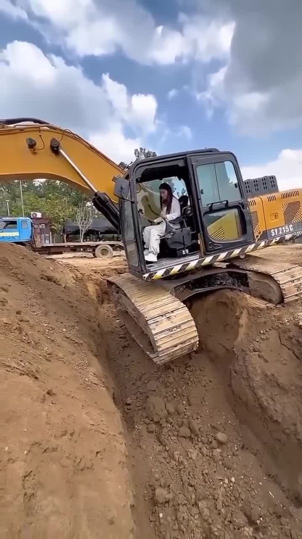 This lady’s excavator skills are next level