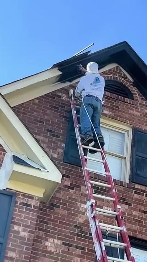 Incredible balance! #painting #ladder #work #hieght #house