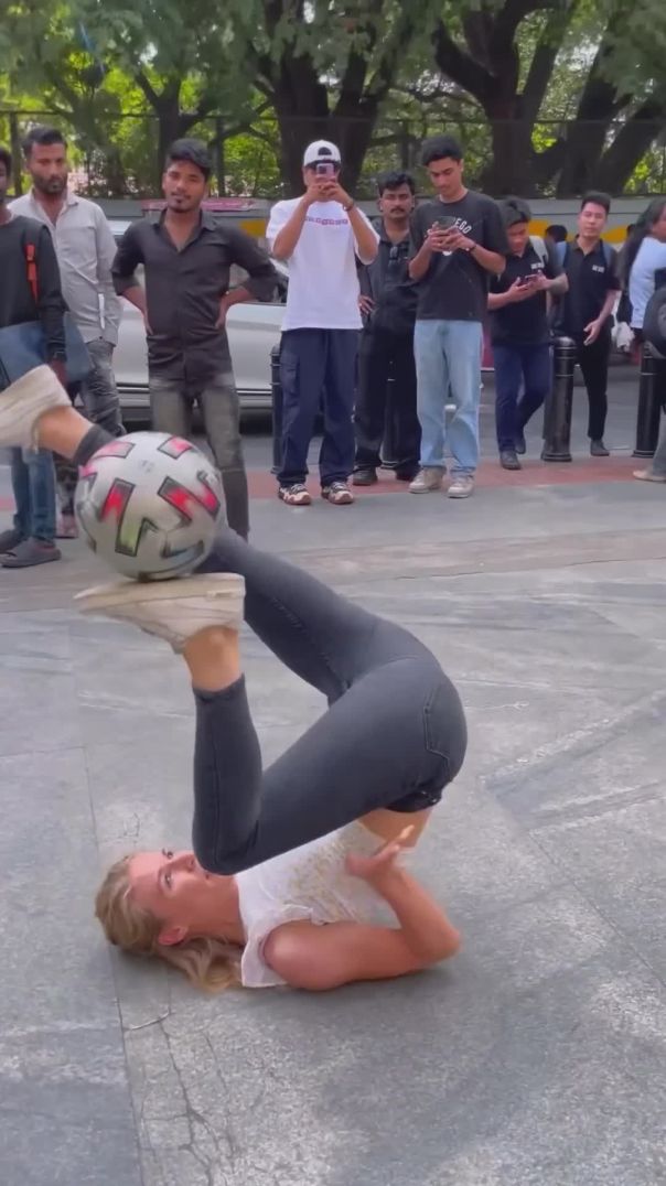 Freestyle on the streets ⚽️🙌😎💁🏼‍♀️ #india #footballgirl #street #inspire #aguska #show