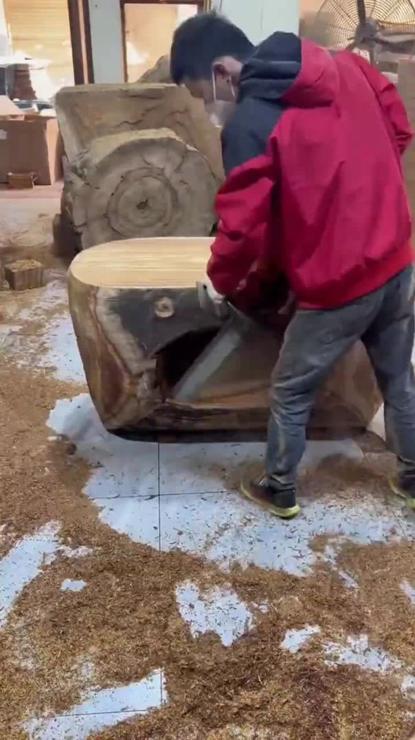 Transforming Logs into Beautiful Tables: The Art of Chainsaw Woodworking