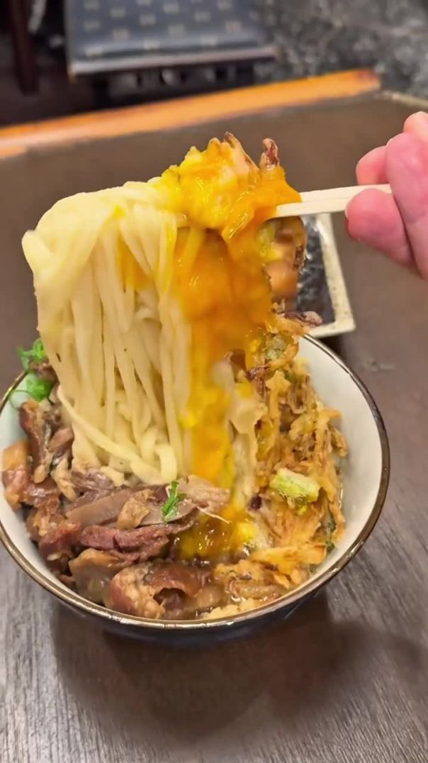 天ぷらやお肉具材たっぷり本格手打ち肉かき揚げうどん 🍜