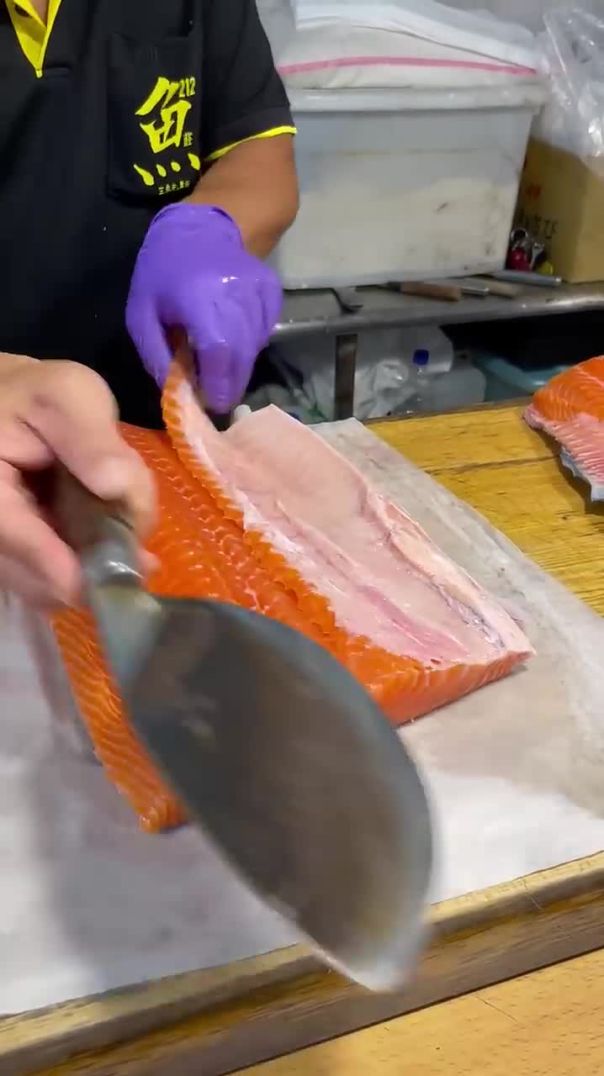 Watch a Sushi Chef's Precision as They Trim Salmon for Sushi! 🔪🍣"#salmon #chefskills #[14197