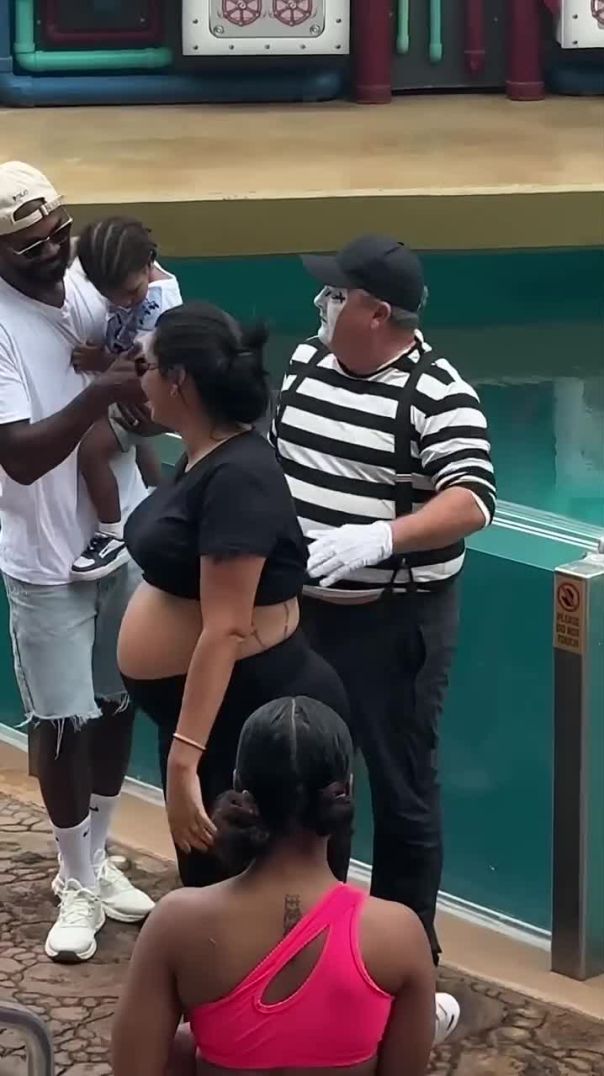 He Definitely Wasn’t Expecting That 💀🤣 | Tom the Mime at SeaWorld