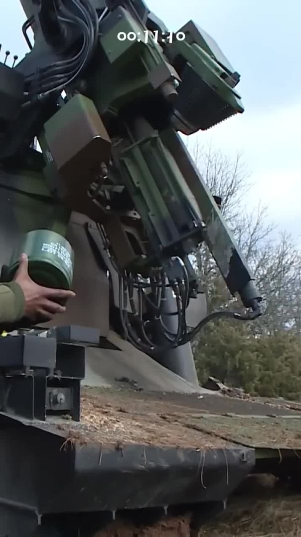 How a Self-Propelled Howitzer’s Semi-Automatic Loading System Works 💥🔧