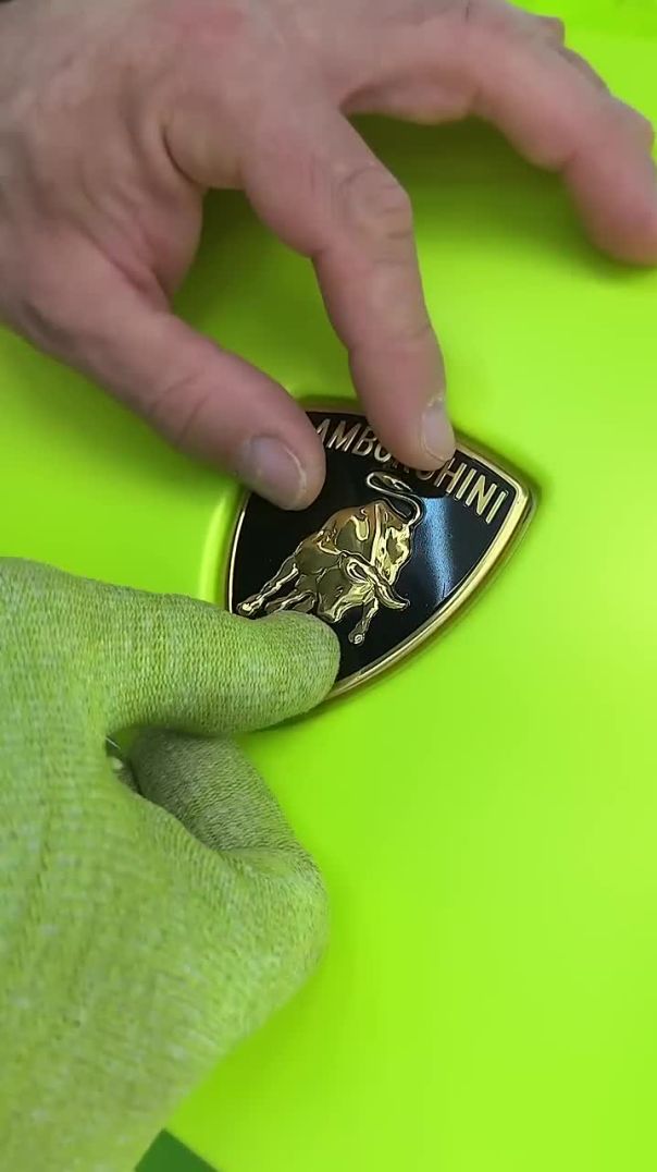 Removing Lamborghini Huracán Emblem for Wrap