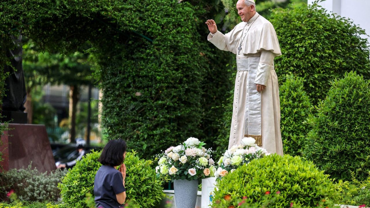 Thousands flock to Vatican to mourn Pope Francis ahead of funeral – (And How It Impacts Aussie Consumers)