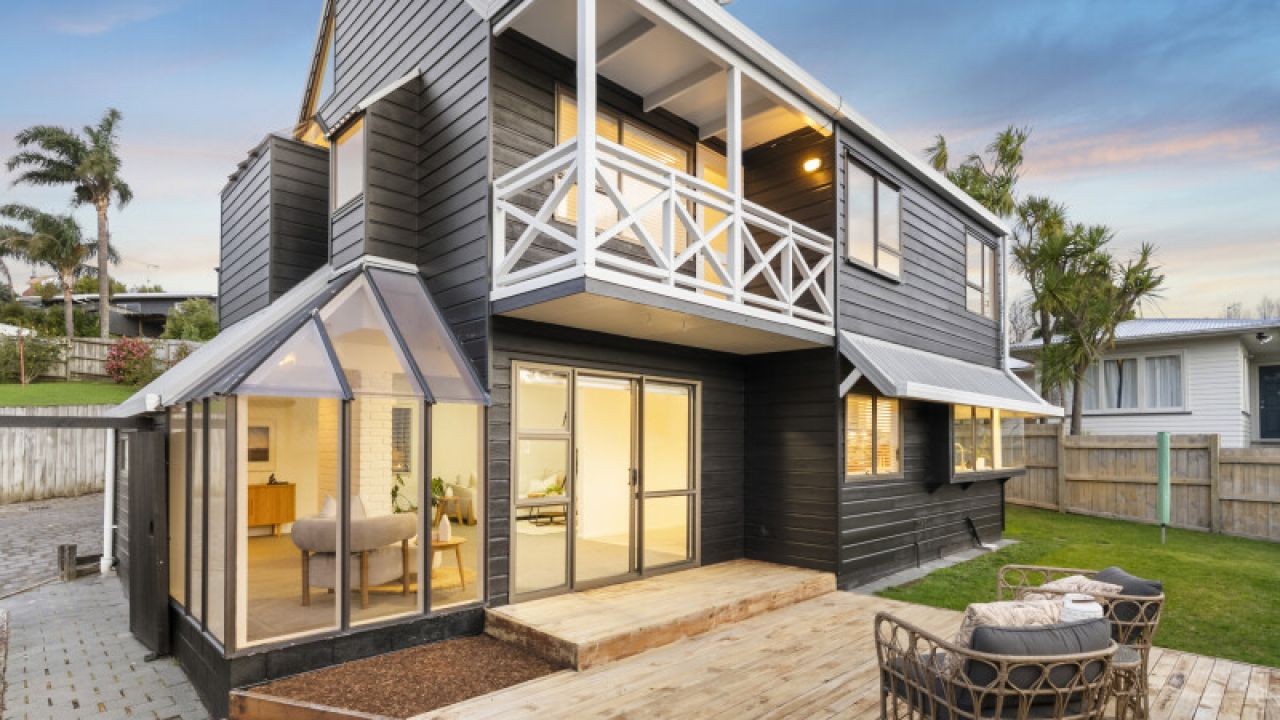 How Auction Highlight Reels Build Momentum for Kiwi Agents