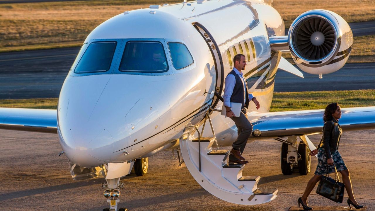Video Reviews Highlighting Budget and Luxury Travel Accessories in NZ