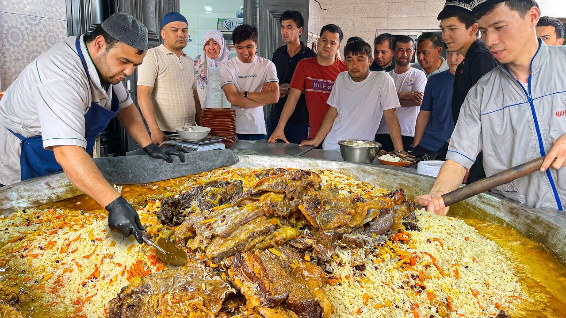 😱🍚 UNREAL! Uzbekistan Serves TONS of Pilaf Every Day!