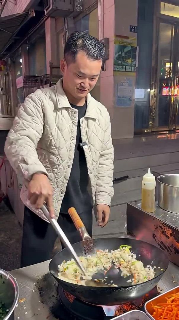 現在擺攤這麼卷？炒飯外卖挑战大🔥