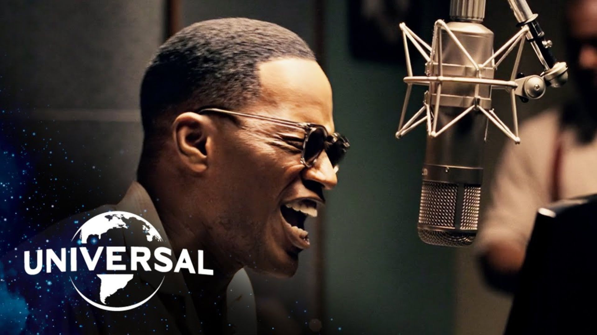 Ray Performs ‘The Mess Around’ Live