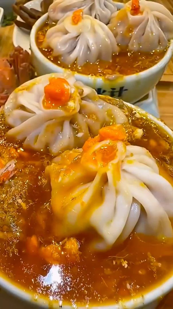 来吸个蟹黄汤包吧！鲜香爆汁必吃😍