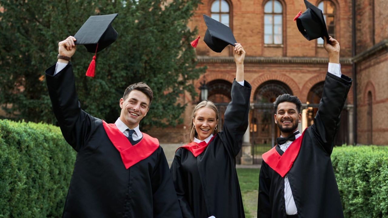 Government vs. Private University Scholarships: Which One Covers More Costs? – What Aussie Professionals Should Know