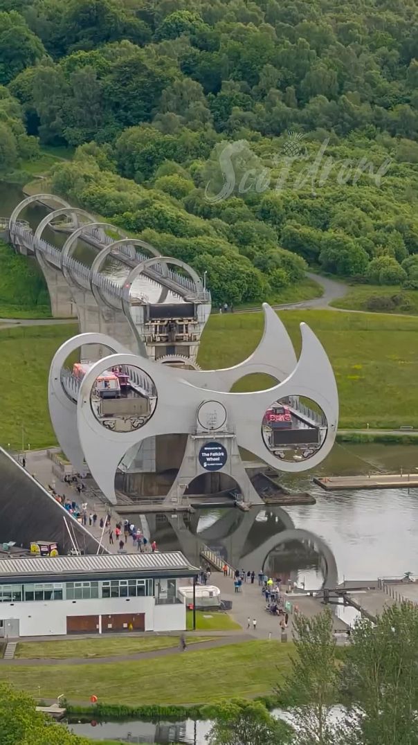 The Famous Falkirk Wheel: Linking Scotland’s Canals 🚢