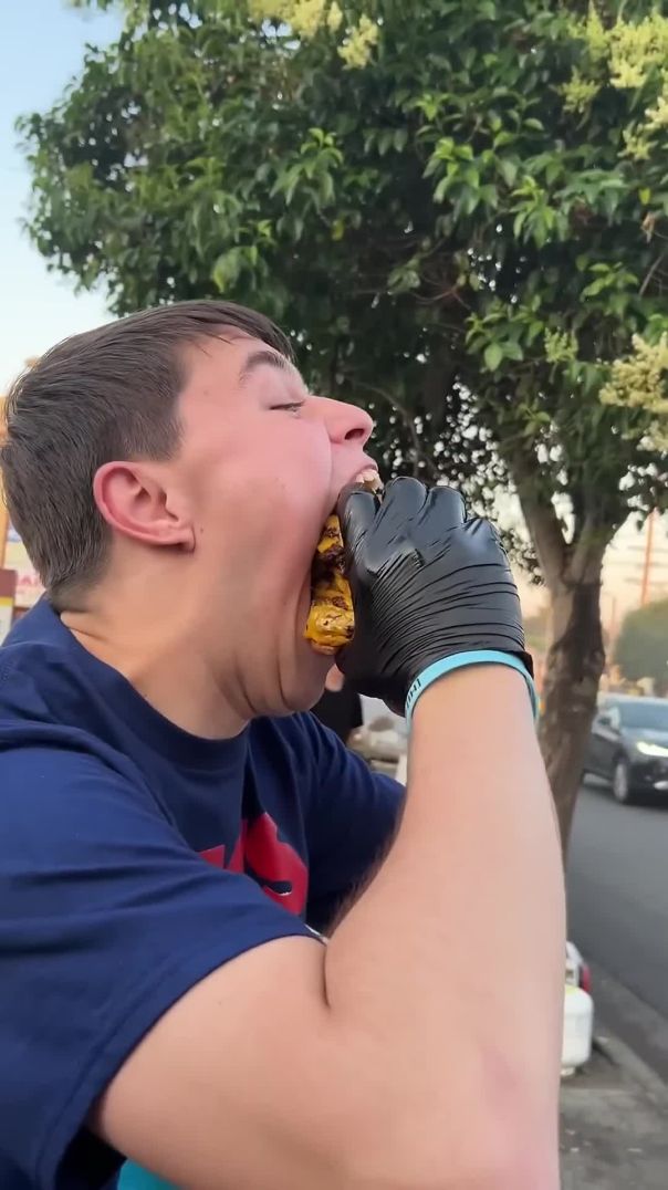 Auckland’s Biggest Mouth Gape vs. a MASSIVE Burger! 🍔😱
