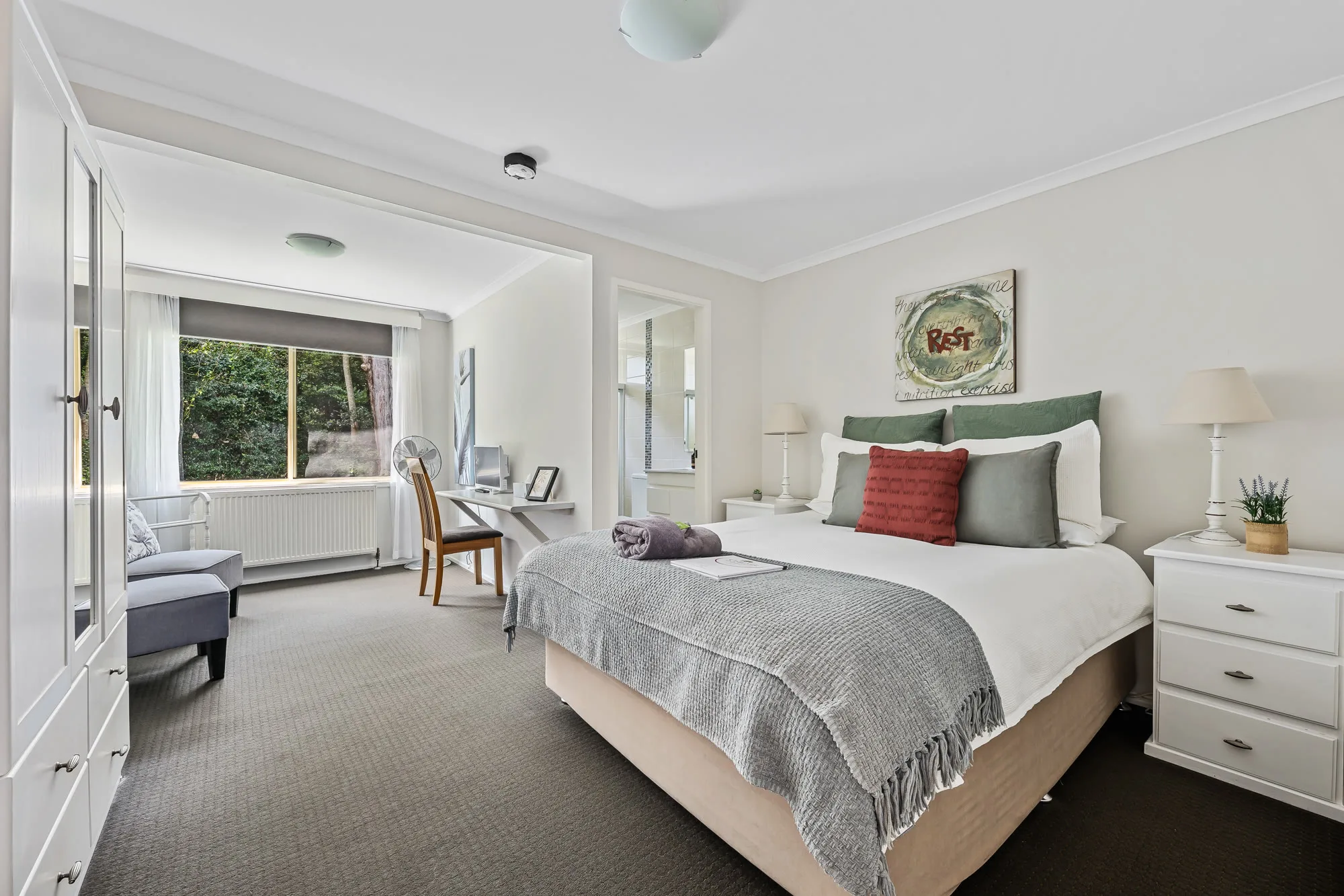 Queen deluxe guest room