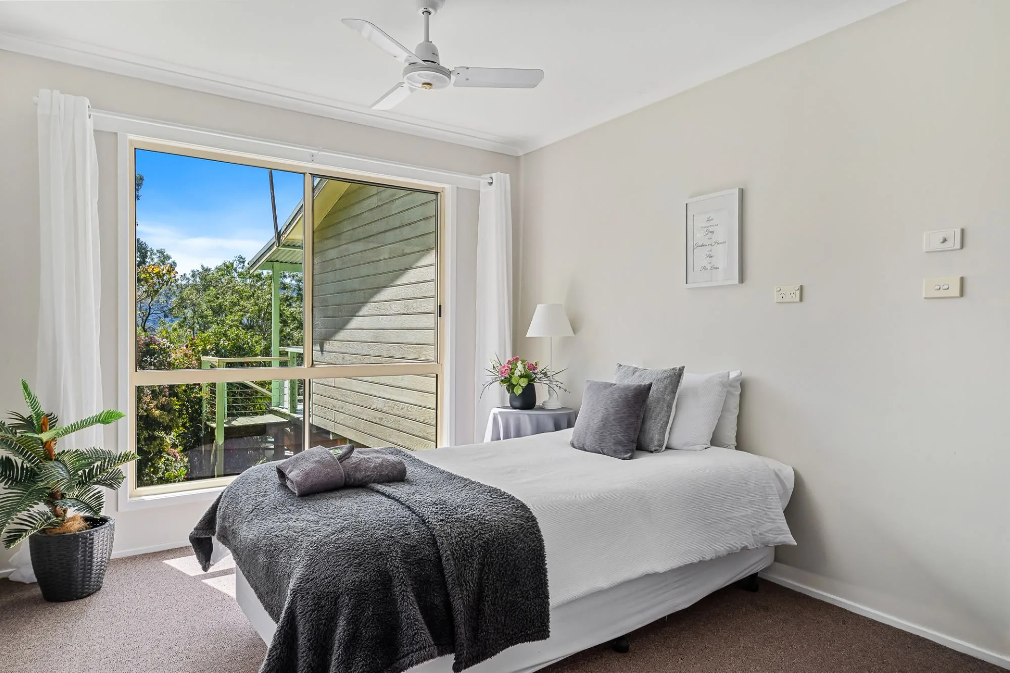Second bedroom in Scenic Cottage